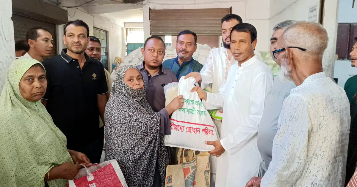 হরিণাকুণ্ডুতে বৃদ্ধাশ্রমের মায়েদের মাঝে ঈদ উপহার ও ইফতার বিতরণ