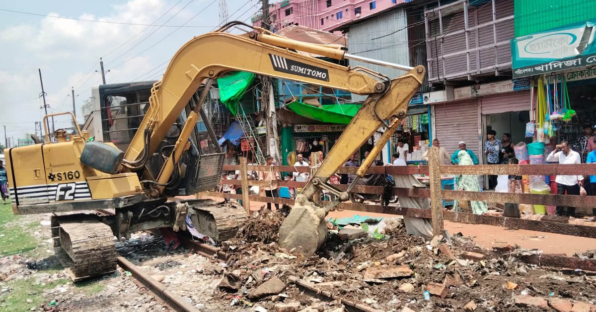 নোয়াখালীতে রেলওয়ের জায়গা দখলমুক্ত করতে উচ্ছেদ, ১২০ স্থাপনা গুঁড়িয়ে দিল প্রশাসন