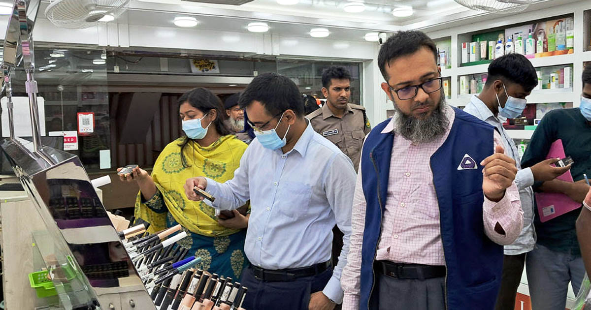 রাজশাহীতে অনুমোদনহীন ও মেয়াদোত্তীর্ণ কসমেটিকস বিক্রি, ২ প্রতিষ্ঠানকে জরিমানা