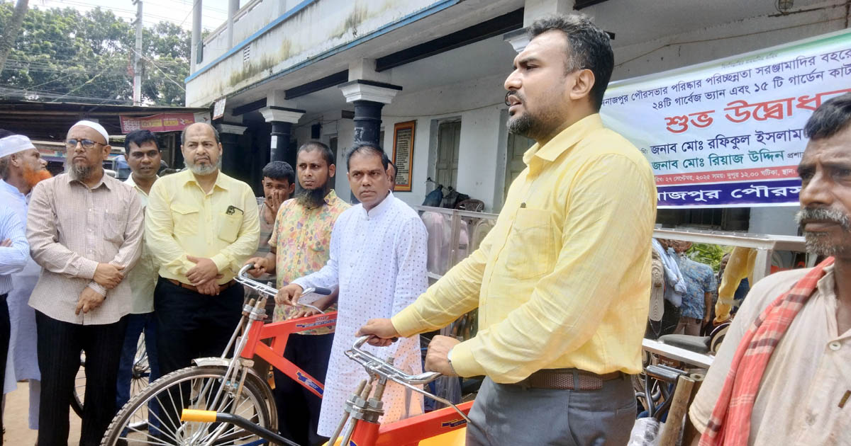 দিনাজপুর পৌরসভার নতুন গার্বেজ ভ্যানের উদ্বোধন