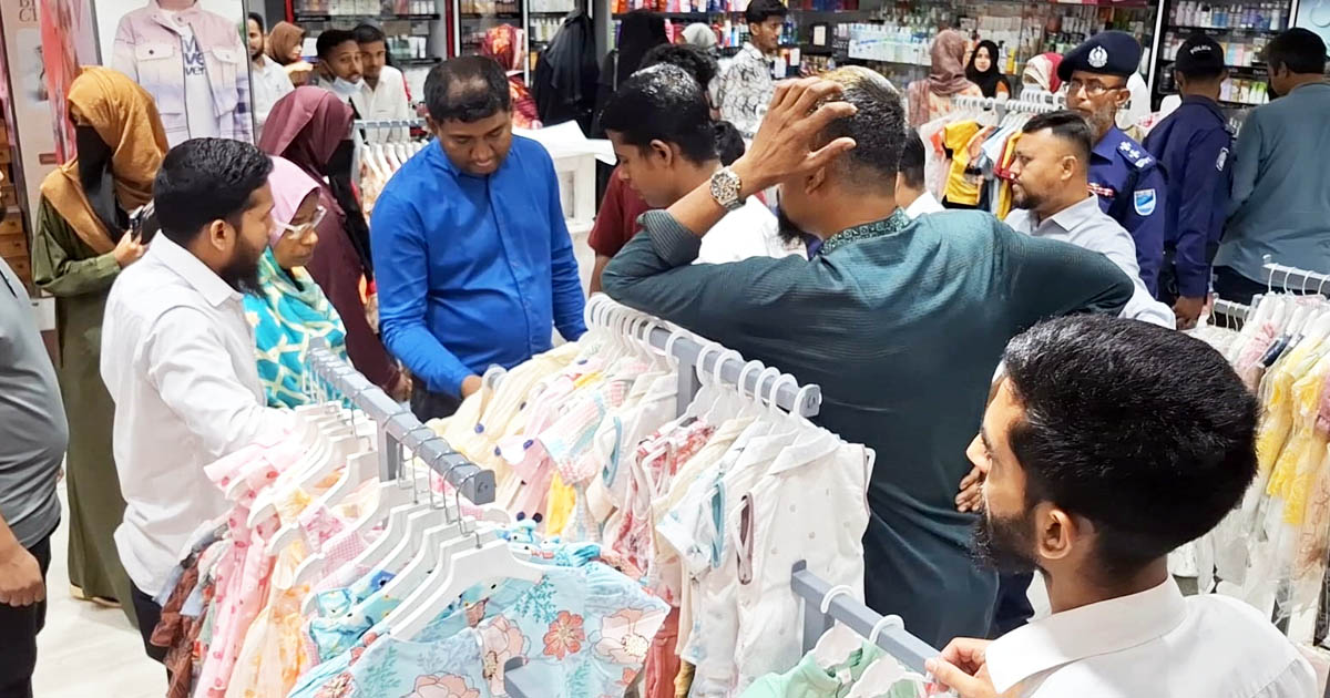 টাঙ্গাইলে টপটেন ও মেঘামার্টসহ ৩ শোরুমকে লাখ টাকা জরিমানা