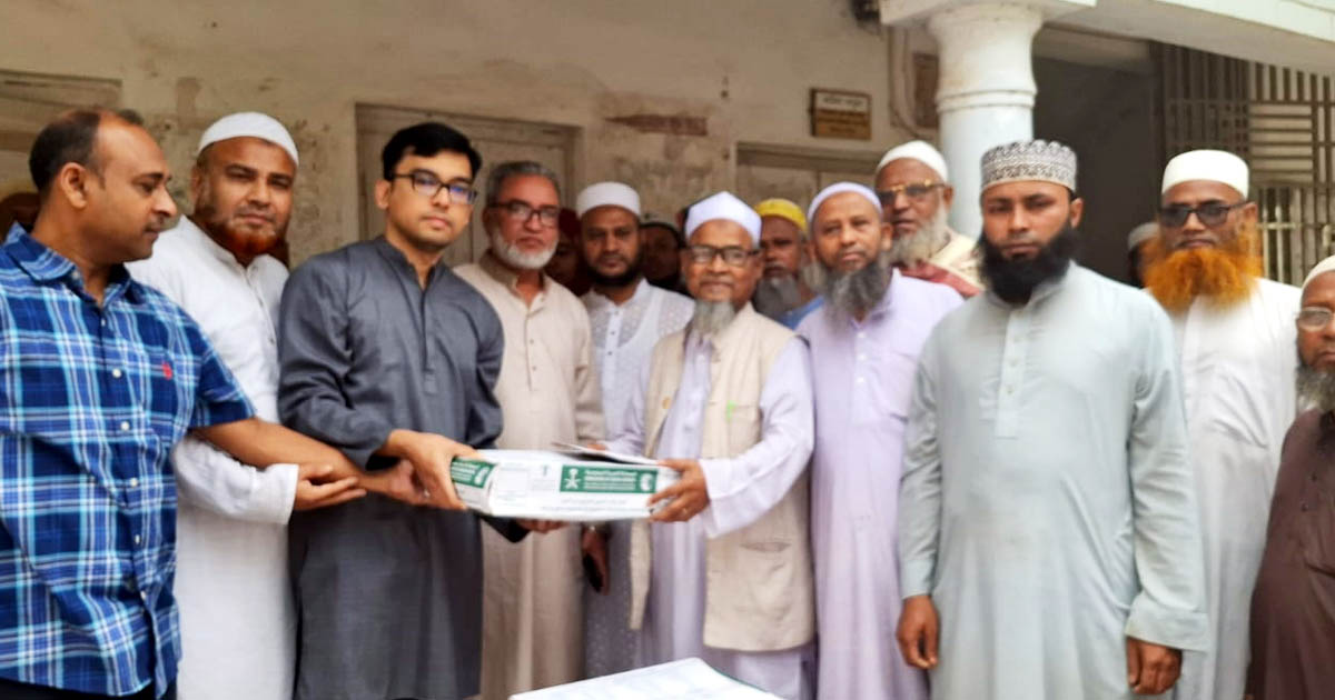 ফরিদগঞ্জের ৬৭টি এতিমখানায় খেজুর বিতরণ