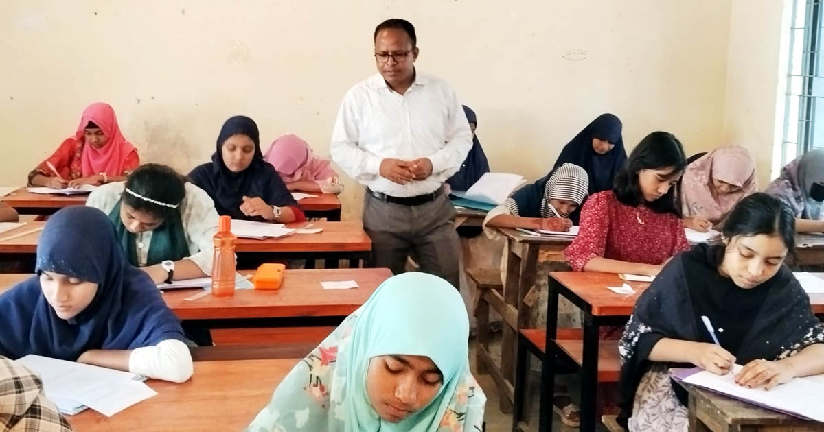 নবাবগঞ্জে দীর্ঘ ১৬ বছর পর প্রাথমিক বৃত্তি পরীক্ষা শুরু