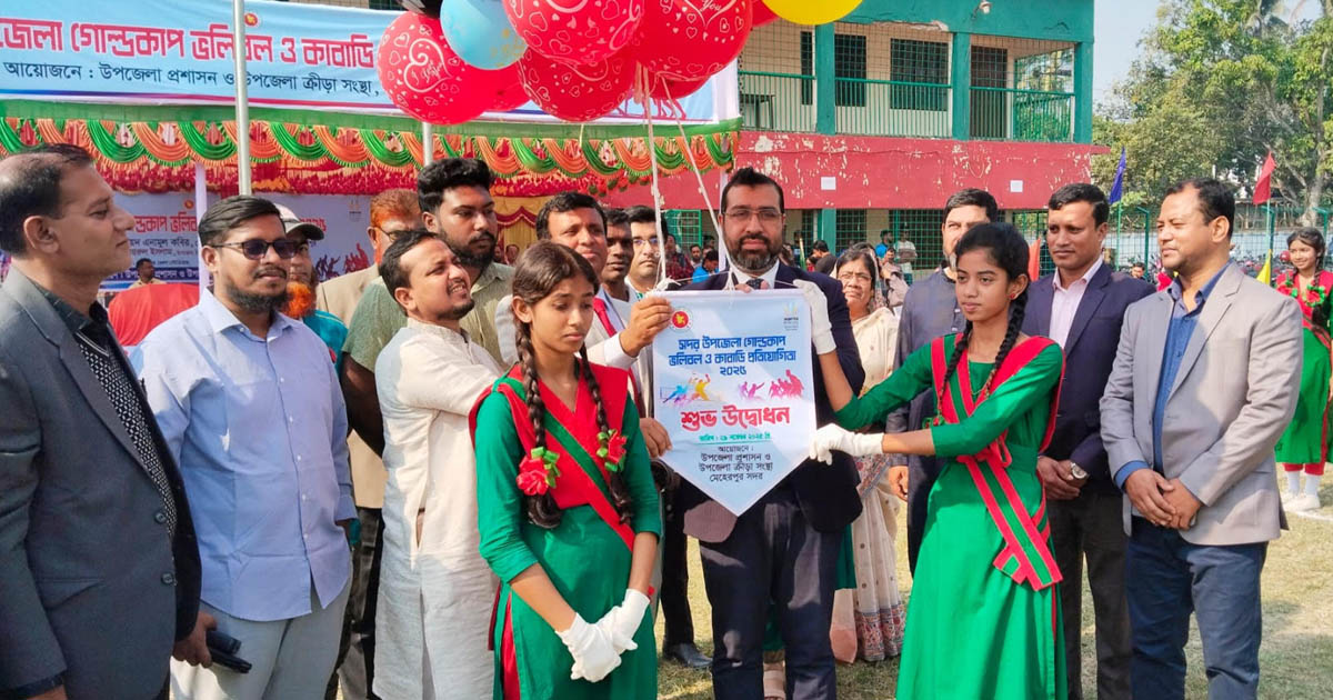 মোবাইল নয়, খেলার মাঠ হোক আড্ডাখানা