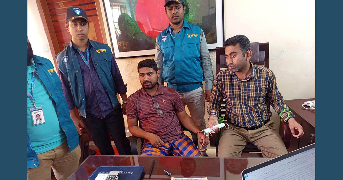 ঘুষের লাখ টাকাসহ উপজেলা প্রকল্প কর্মকর্তা দুদকের হাতে আটক
