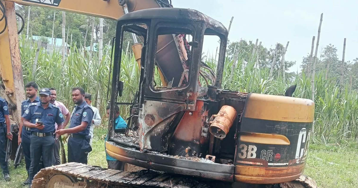 চাঁদা না পেয়ে গুইমারায় খাল খননের এস্কেভেটরে আগুন