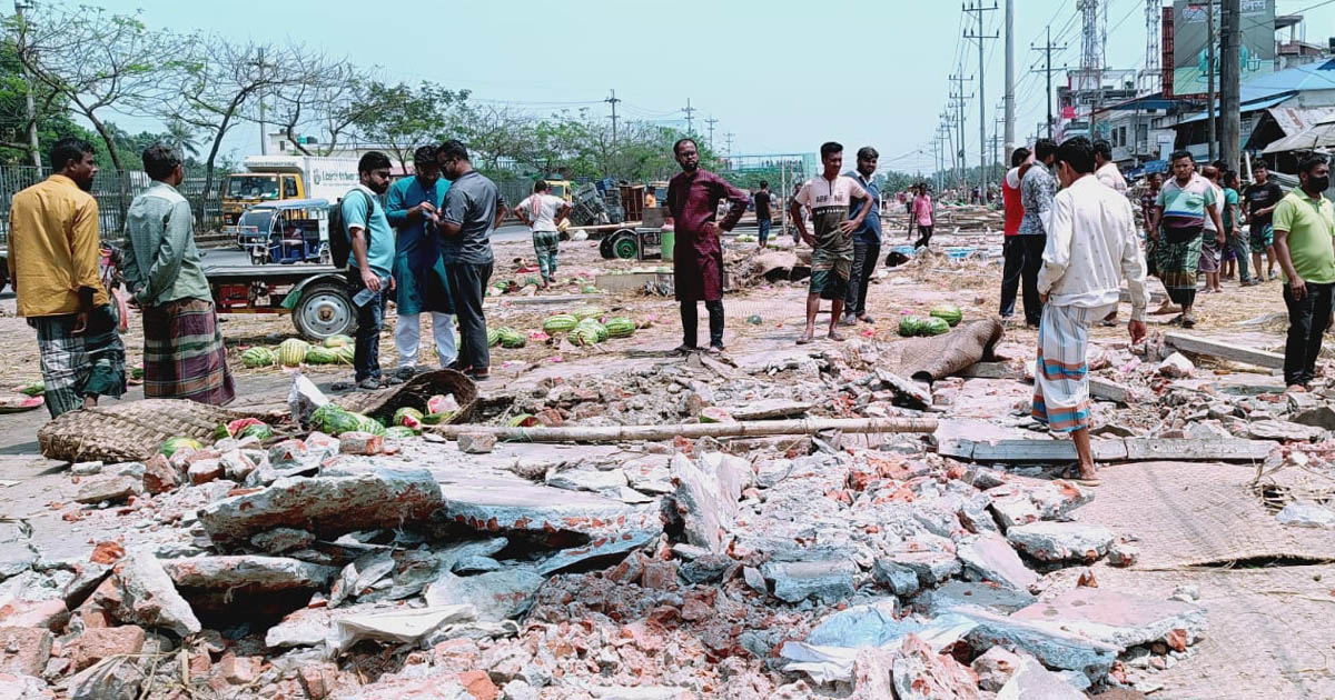 কুমিল্লায় মহাসড়কের পাশে ৪ শতাধিক অবৈধ স্থাপনা উচ্ছেদ