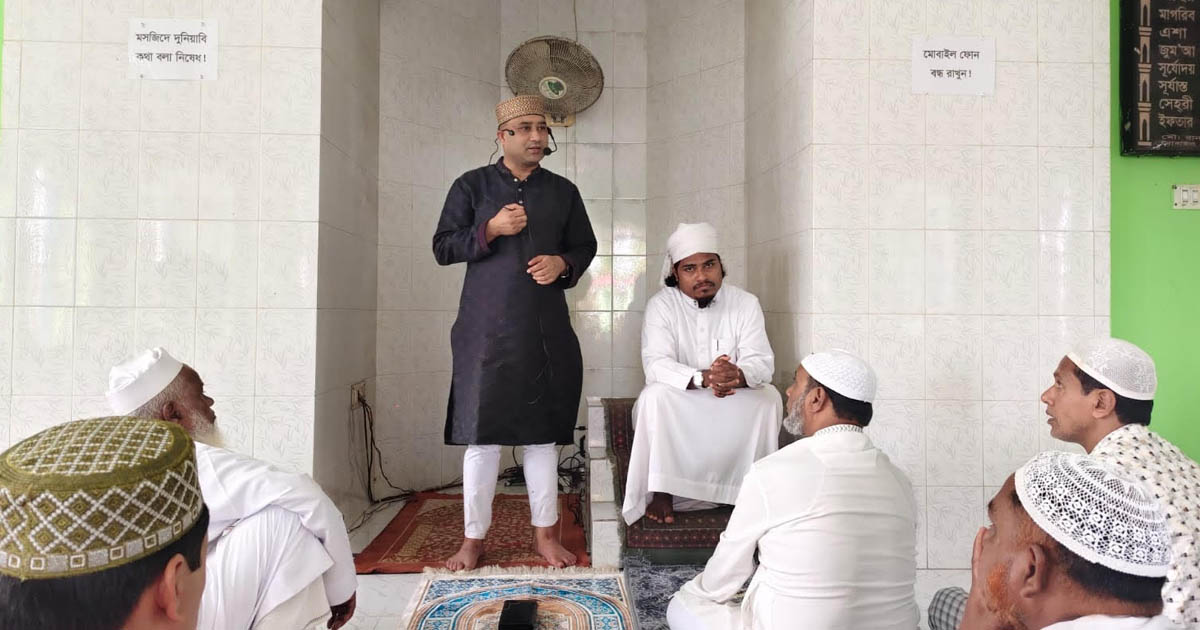 মোহনগঞ্জে মুসল্লিদের সাথে ওসির সচেতনতামূলক মতবিনিময়