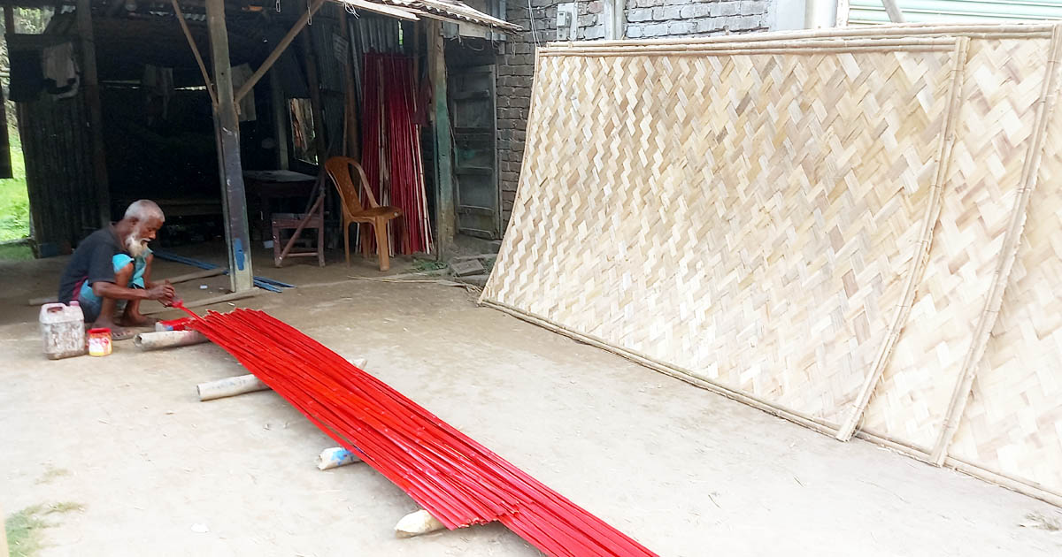 পাকুন্দিয়ায় জনপ্রিয়তায় রয়েছে বাঁশ দিয়ে তৈরি সিলিং বেড়া