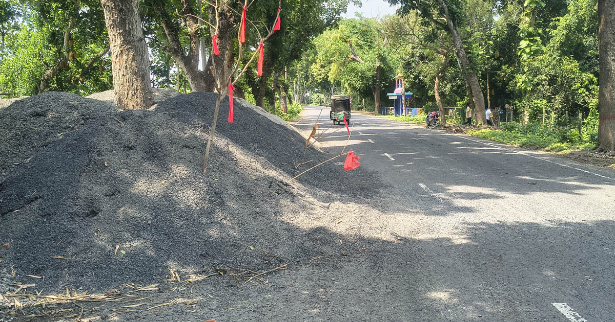 মুজিবনগর প্রধান সড়ক পাথর-বালির দখলে, ঝুঁকিতে যানবাহন ও পথচারী