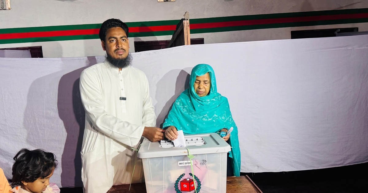 কাউনিয়ায় মাকে সঙ্গে নিয়ে ভোটকেন্দ্রে আখতার হোসেন