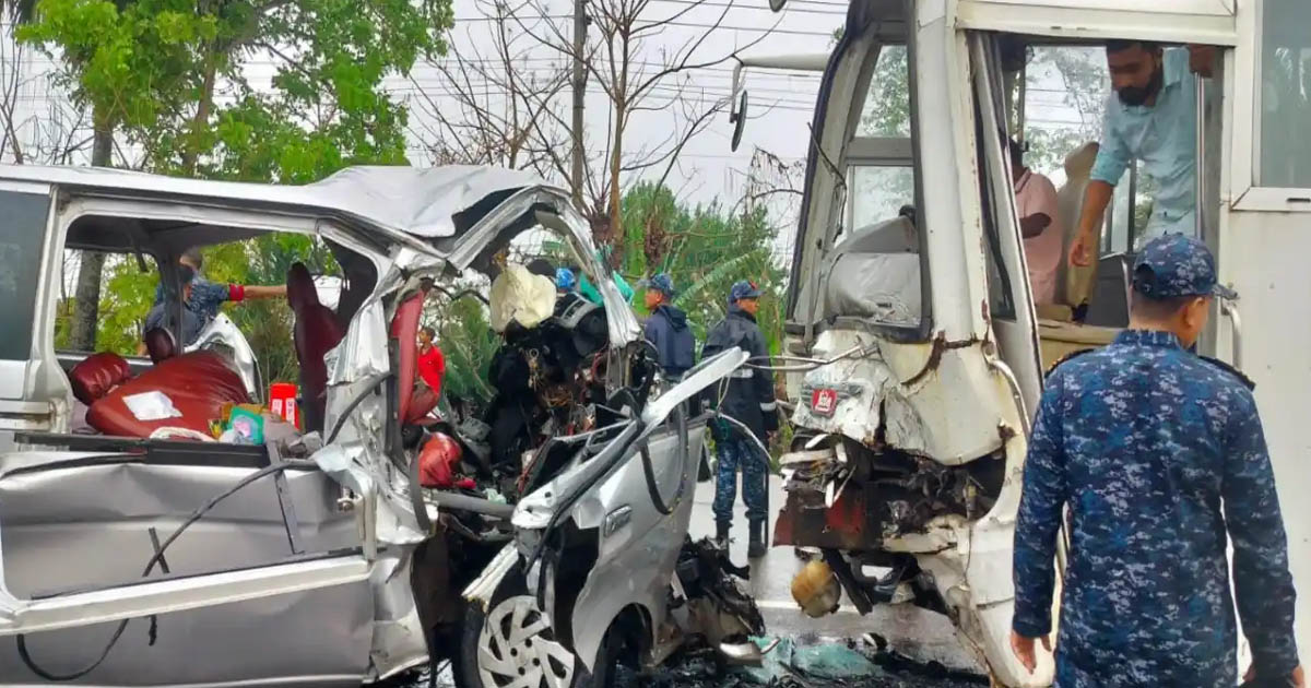 বাগেরহাটের রামপালে বাস-মাইক্রোবাস সংঘর্ষে ১৩ জন নিহত