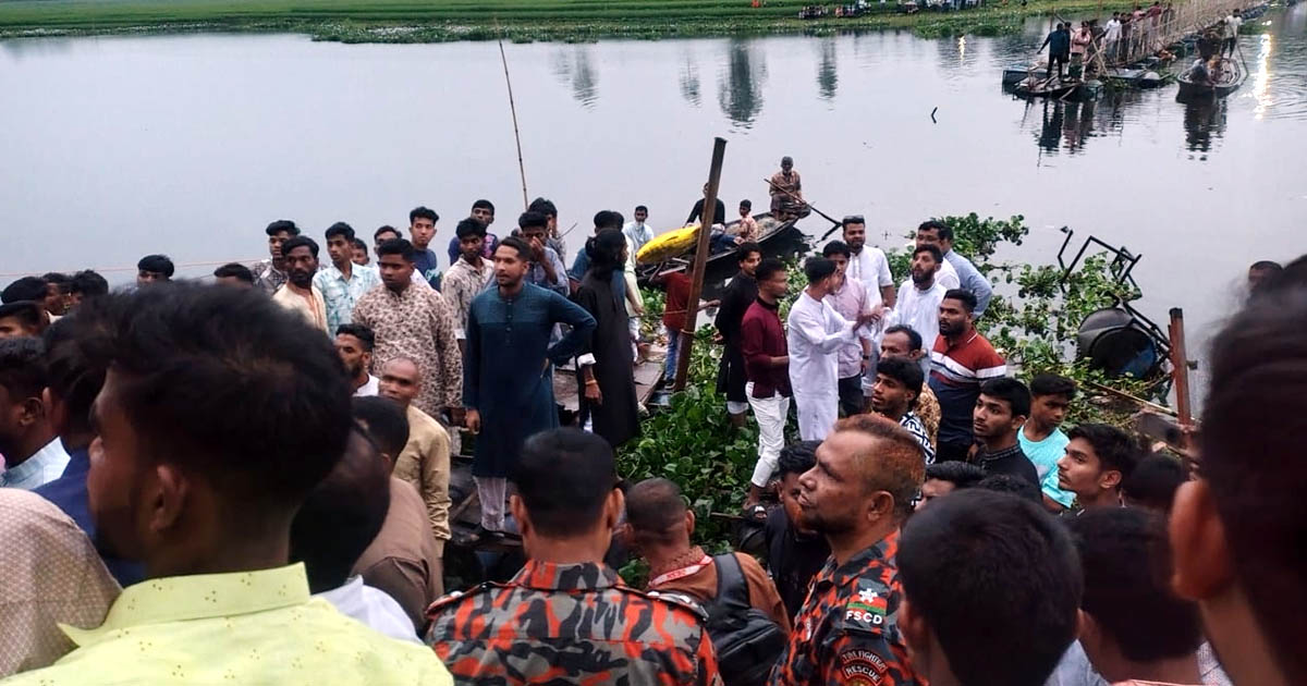 ব্রিজ ভেঙে নদীতে পড়ল শতাধিক মানুষ, দুই সহোদরসহ ৪ শিশু নিহত