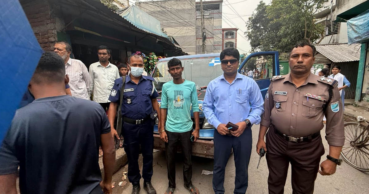 টুঙ্গিপাড়ায় গ্যাস ও তেল বেশি দামে বিক্রি, দুই দোকানে জরিমানা