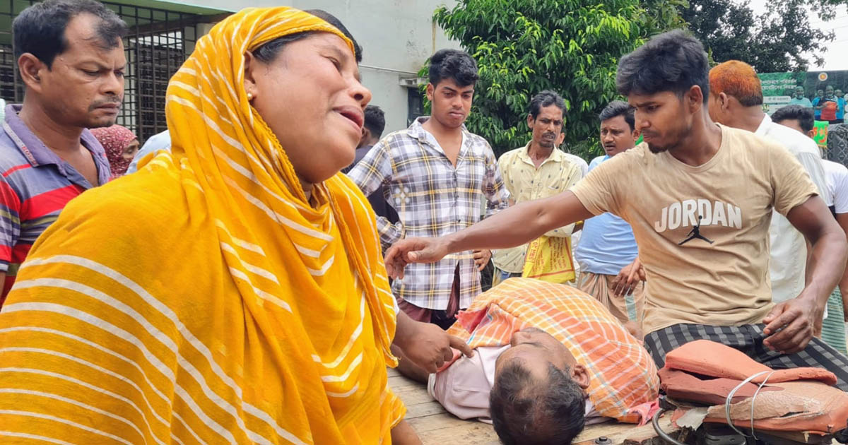 গুরুদাসপুরে লিচু বাগানে সেচ দিতে গিয়ে বিদ্যুৎস্পৃষ্টে স্বামীর মৃত্যু, স্ত্রী আহত