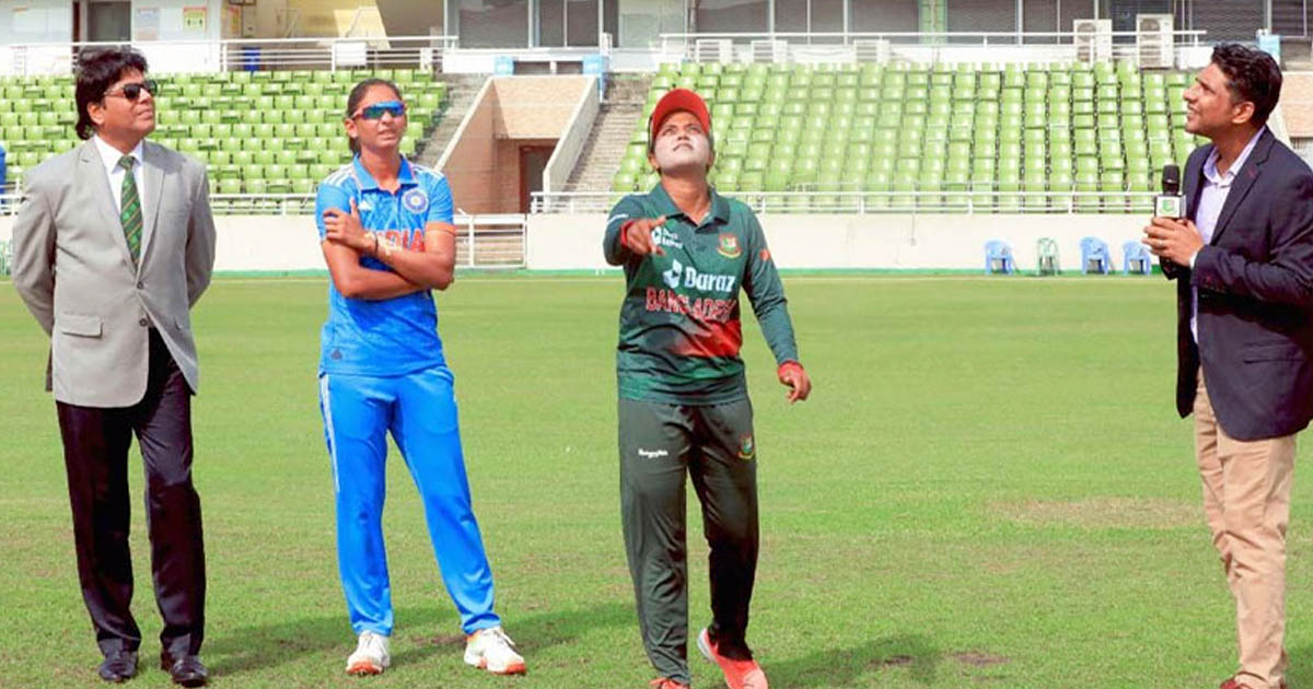 ভারতের বিপক্ষে টস হেরে ব্যাটিংয়ে জ্যোতিরা