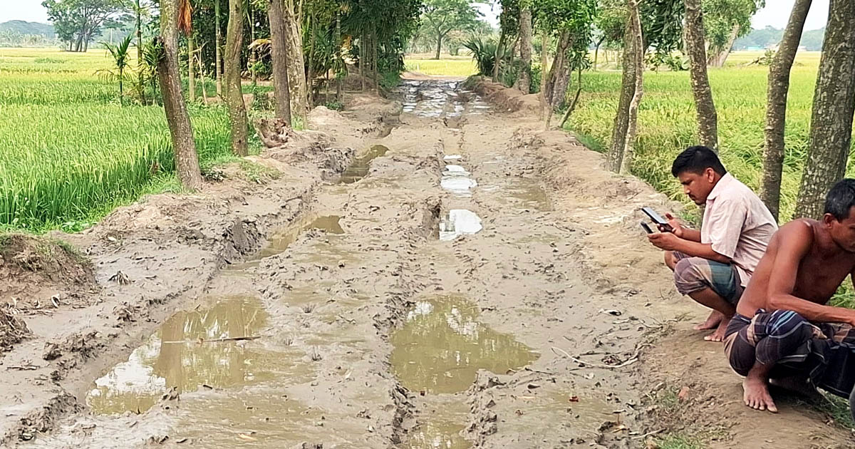 নিম্নমানের সামগ্রী ব্যবহারের প্রতিবাদে কাজ বন্ধ, উধাও ঠিকাদার: ভোগান্তিতে ৫ গ্রাম