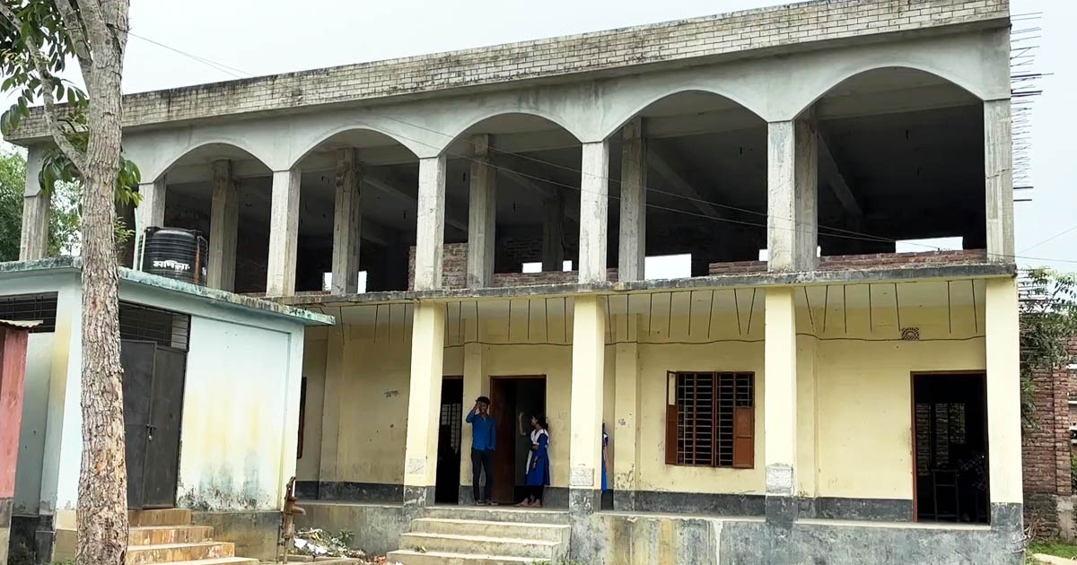 সিঁড়ি ছাড়াই দুইতলা ভবন নির্মাণ, পাঠদান ব্যাহত