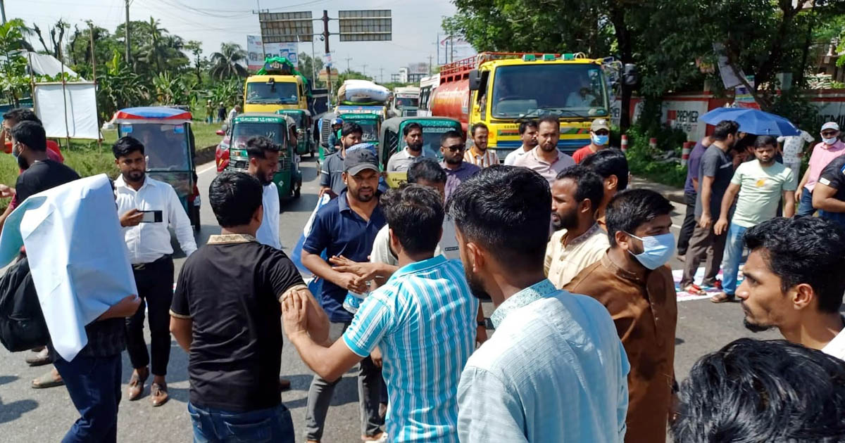 চট্টগ্রাম-কক্সবাজার মহাসড়কে ইসলামী ব্যাংকের চাকরিচ্যুত কর্মীদের বিক্ষোভ