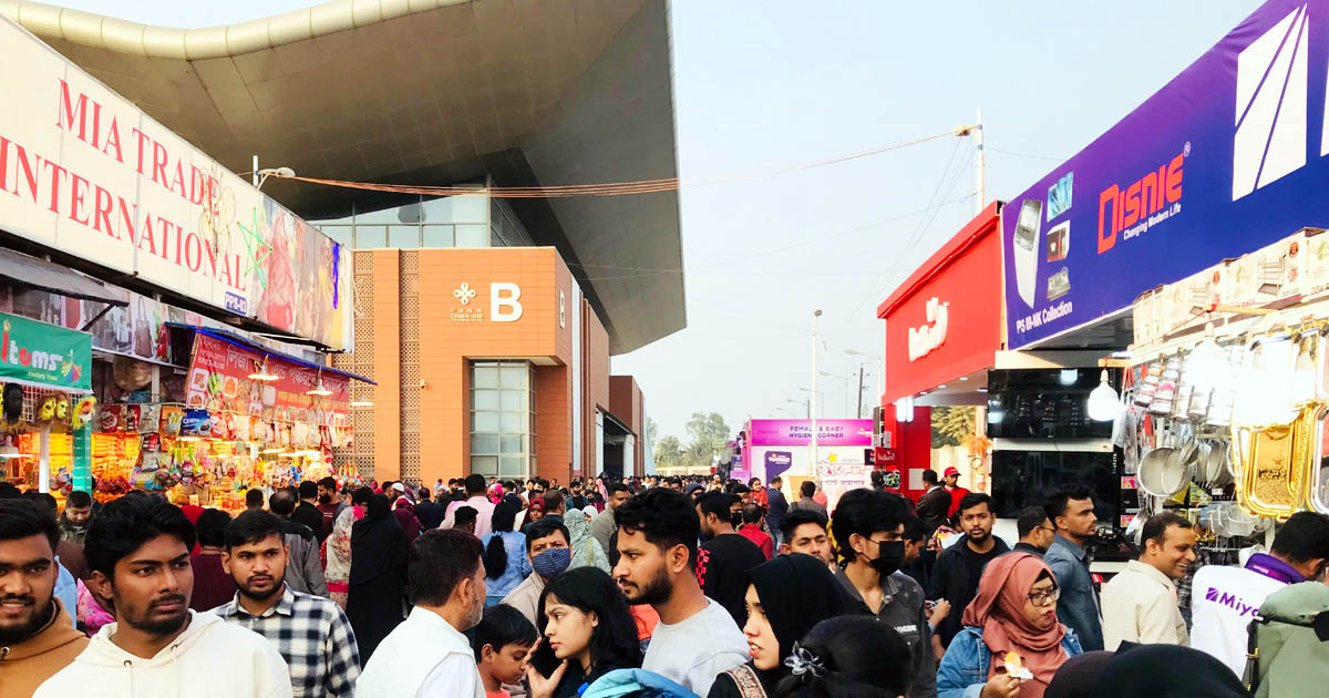 ছুটির দিনে বাণিজ্য মেলায় মানুষের ঢল