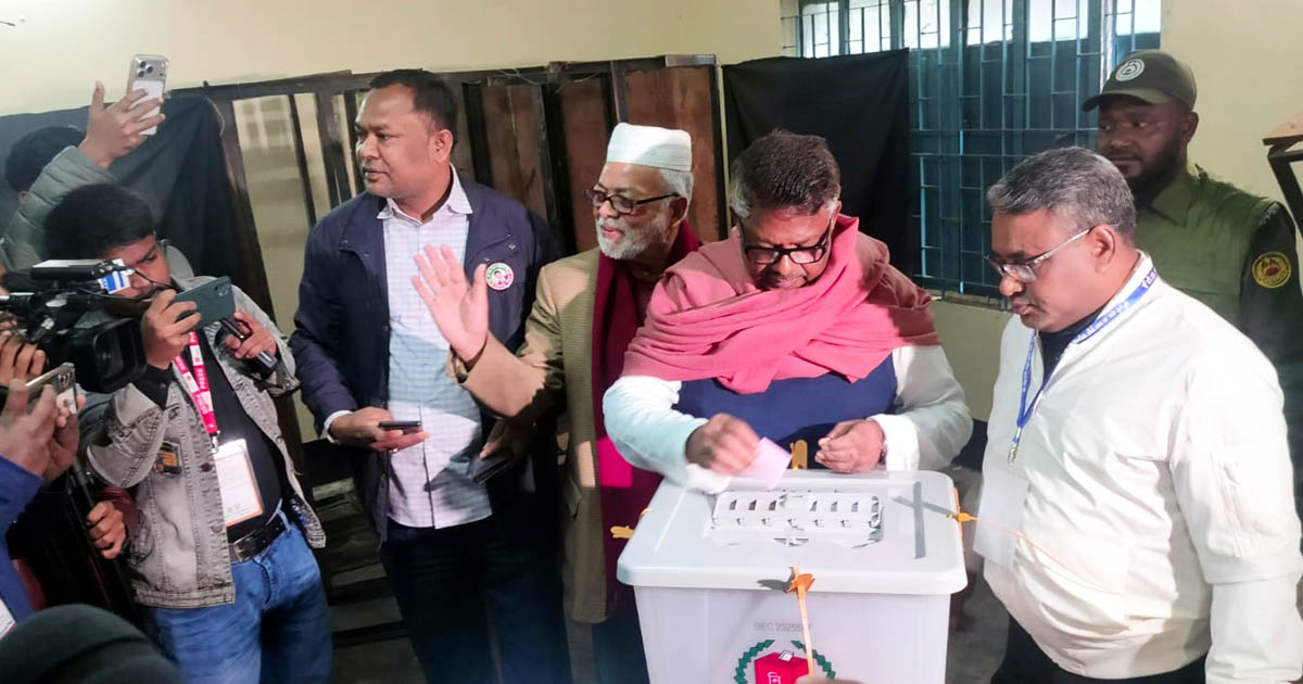 নাটোরে উৎসবমুখর পরিবেশে নাটোরের চার আসনে ভোটগ্রহণ চলছে, মাঠে কঠোর নিরাপত্তা