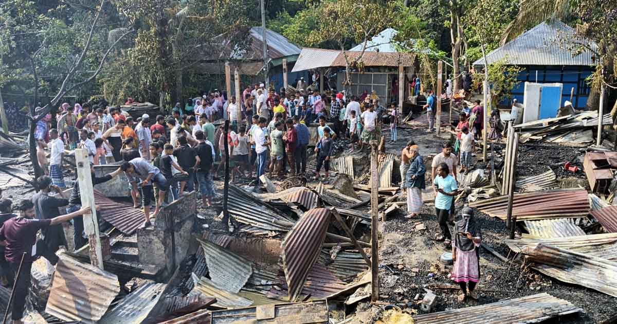 ফরিদগঞ্জে ভয়াবহ অগ্নিকাণ্ডে ২০ বসতঘর পুড়ে ছাই, ১১ পরিবার নিঃস্ব