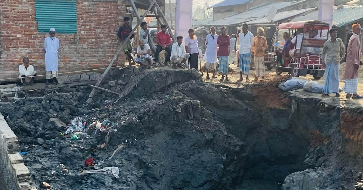 ভেঙে গেছে পেকুয়ার সোনালী বাজার স্লুইসগেট, তলিয়ে গেছে লবণমাঠ