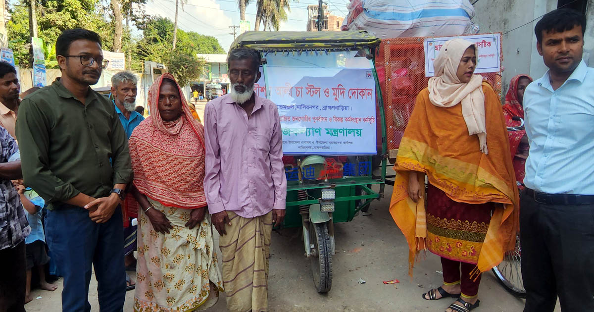 সন্তান বিক্রি করা লালনের হাতে অটোরিকশা