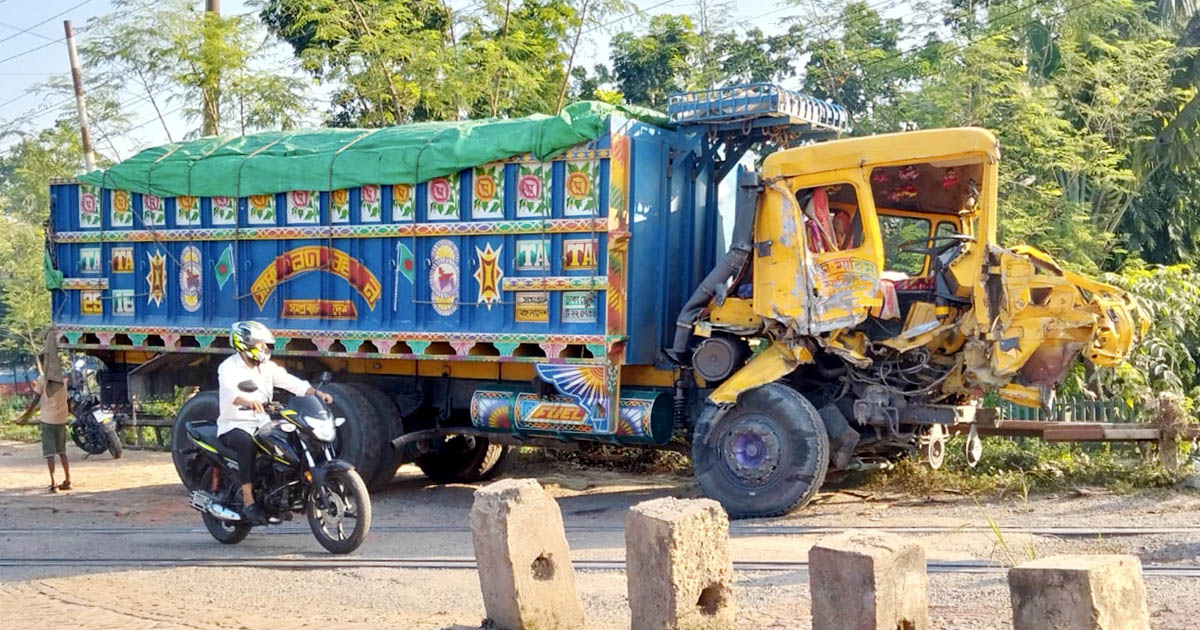 যশোরে ট্রাক রেললাইনে উঠে দুর্ঘটনা, আহত চালক