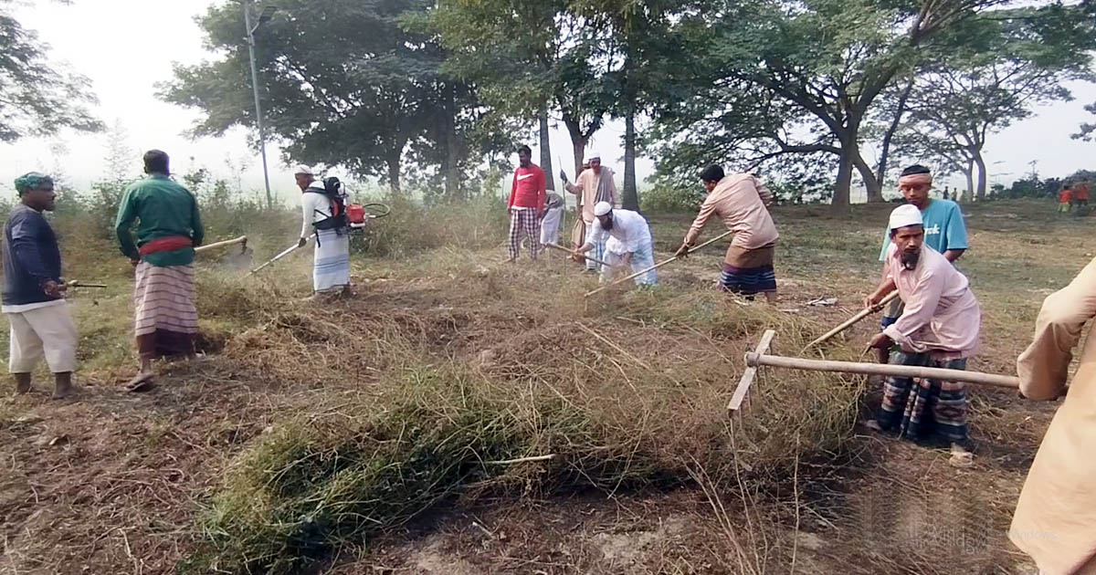 বাজিতপুরে গ্রামবাসীর স্বেচ্ছাশ্রমে পরিষ্কার হলো ঐতিহ্যবাহী কবরস্থান