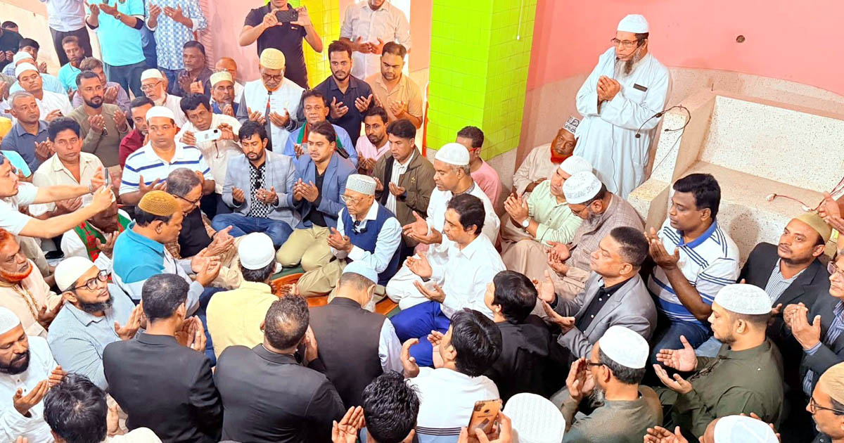 ফেনীতে খালেদা জিয়ার সুস্থতা কামনায় দোয়া মোনাজাত