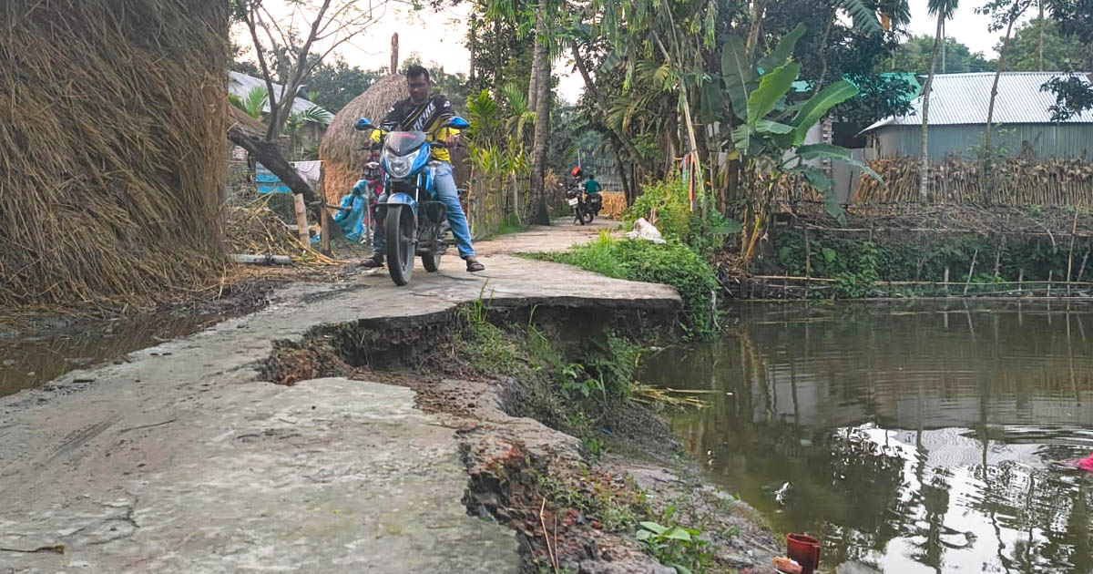 সুন্দরগঞ্জে পুকুরে ধসে যাচ্ছে চলাচলের রাস্তা, ভোগান্তিতে তিন শতাধিক পরিবার