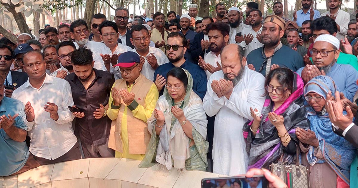 দুই প্রবীণ নেতার কবর জিয়ারত করলেন পর্যটন মন্ত্রী আফরোজা খানম রিতা