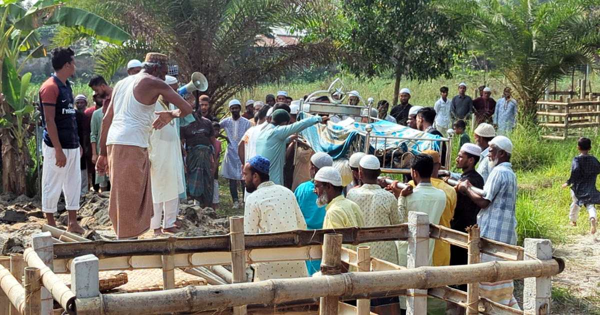 মোংলায় এক পরিবারের ৯ জনের জানাজা ও দাফন সম্পন্ন