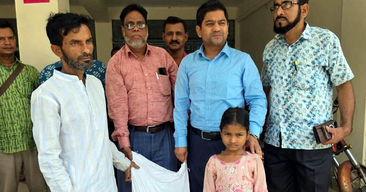 ভ্যান চালিয়ে সংসারের হাল ধরলো শিশু লামিয়া, পাশে দাঁড়ালো প্রশাসন