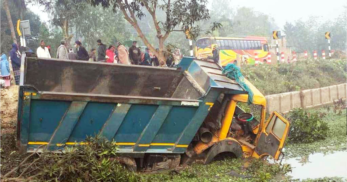 মহাদেবপুরে সবজিবাহী ভ্যানে বালুর ট্রাকের ধাক্কায় নিহত ৫