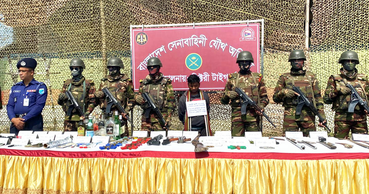 শরীয়তপুরে সেনাবাহিনীর অভিযানে অস্ত্র-গোলাবারুদ উদ্ধার, নারীসহ গ্রেপ্তার ২