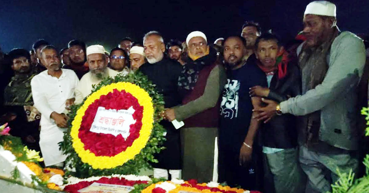 শ্রদ্ধা জানাতে টুঙ্গিপাড়া কেন্দ্রীয় শহীদ মিনারে মানুষের ঢল
