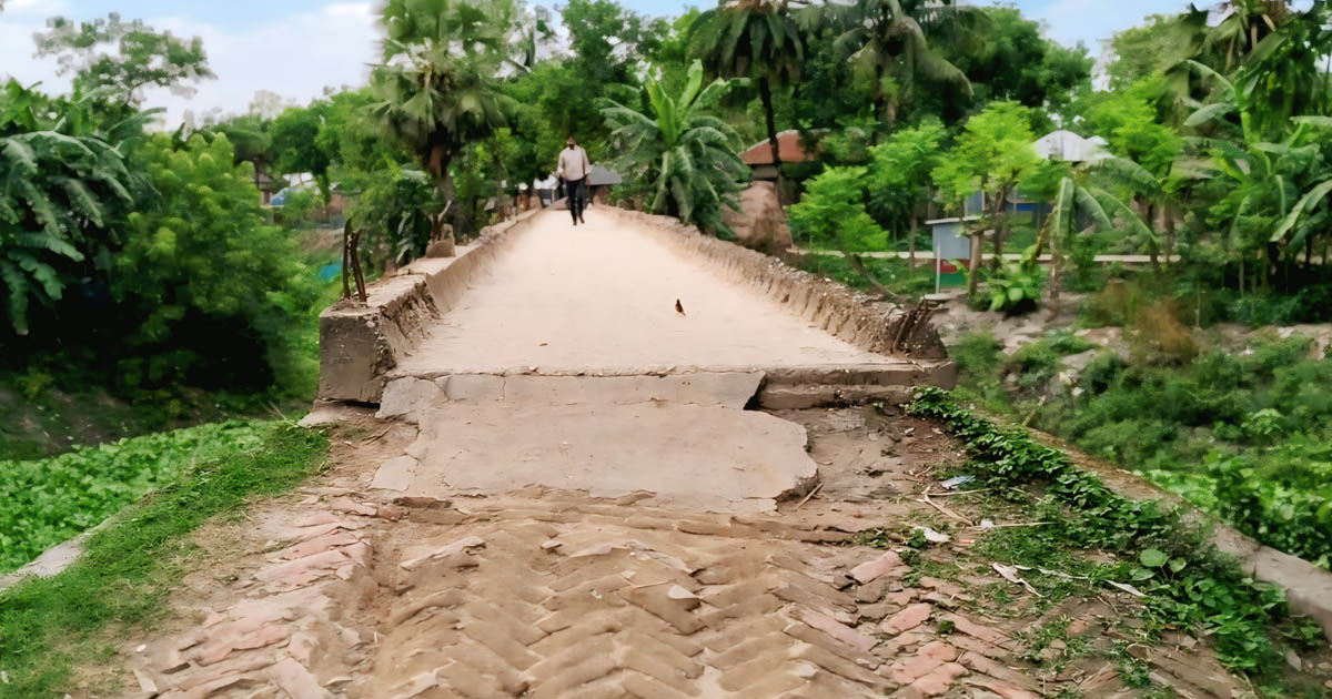চাটমোহরে কমলা নদীর ফুট ব্রিজ সংস্কারহীন, ঝুঁকিতে ২০ গ্রামের মানুষ