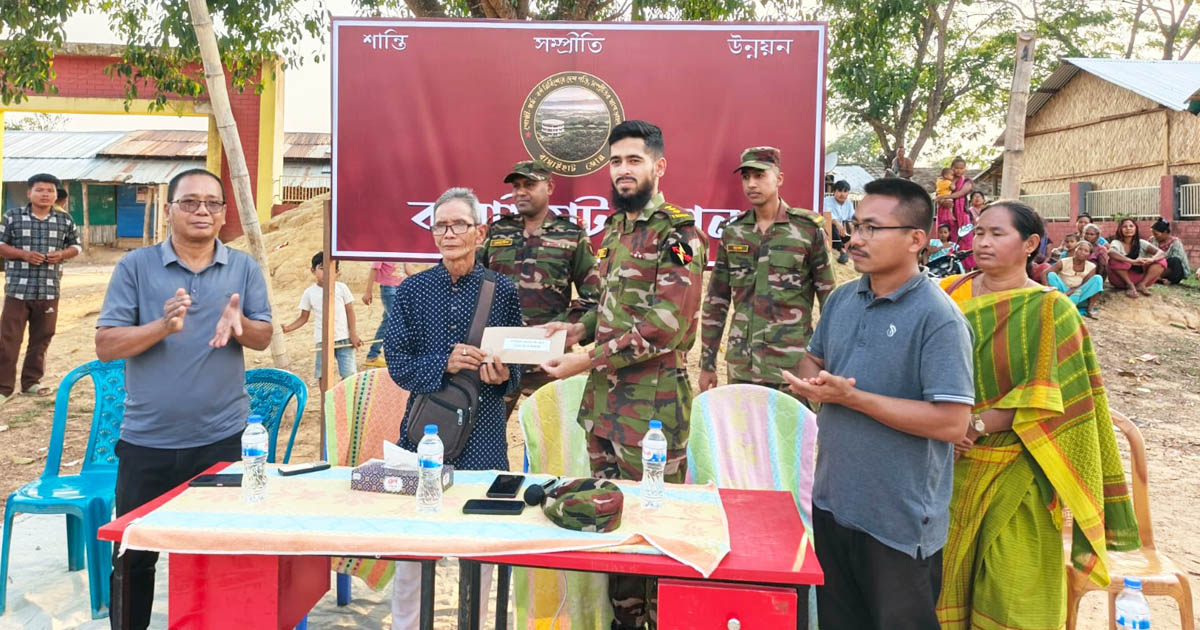 সাজেকে বৈসাবি উৎসবে সেনাবাহিনীর আর্থিক সহায়তা প্রদান
