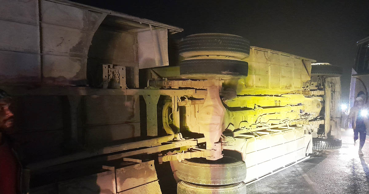 বাহুবলে মহাসড়কে বাস উল্টে যুবক নিহত, আহত ২০