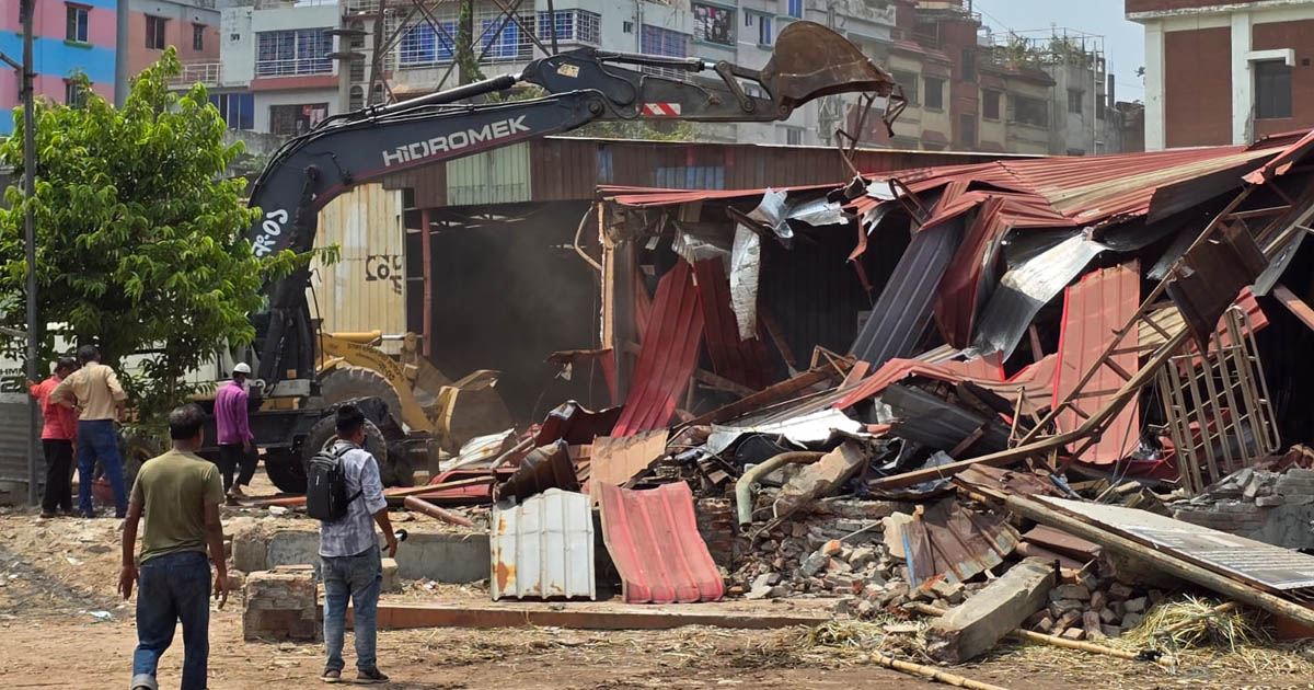 হাজী সেলিমের ২০ বছরের অবৈধ স্থাপনা গুড়িয়ে দিলেন ডিসি ফরিদা