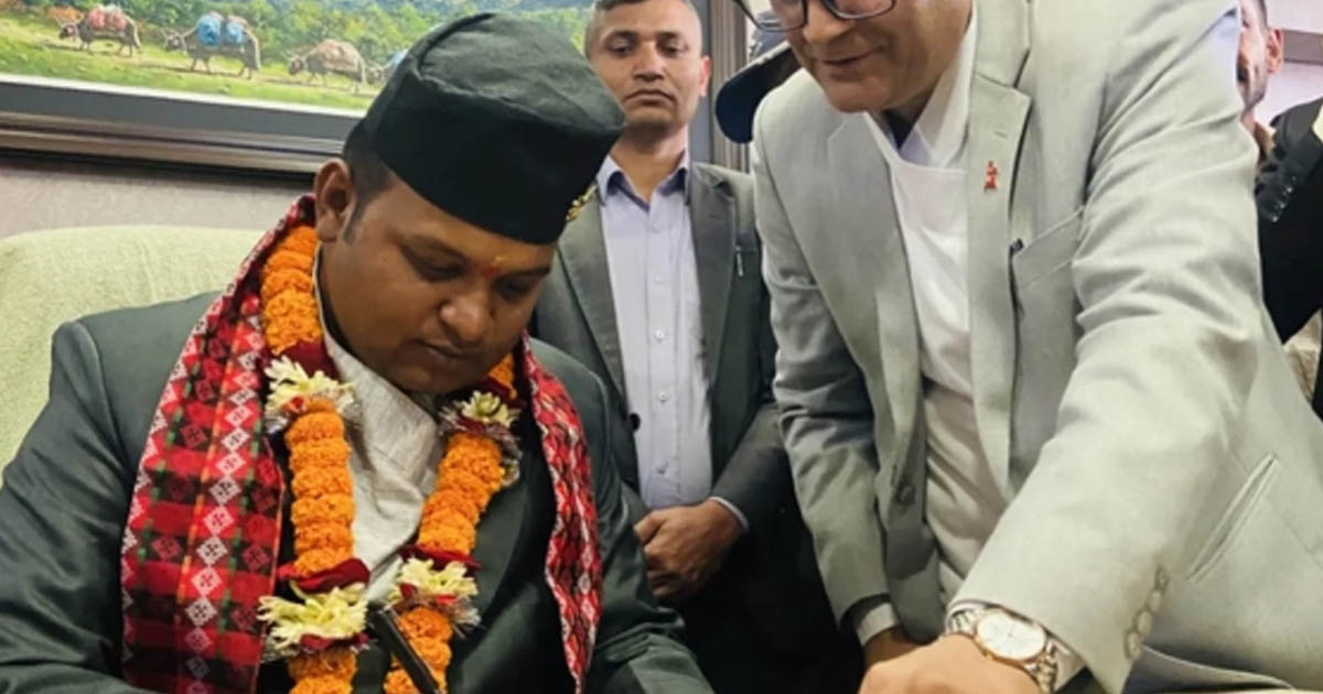 স্ত্রীকে নিয়োগ দেয়ায় বরখাস্ত শ্রমমন্ত্রী