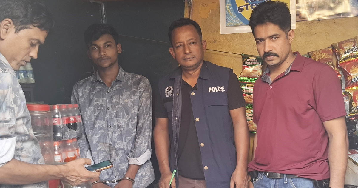 ফরিদগঞ্জে থানার মোড় থেকে ৭০ পিস ইয়াবাসহ যুবক আটক