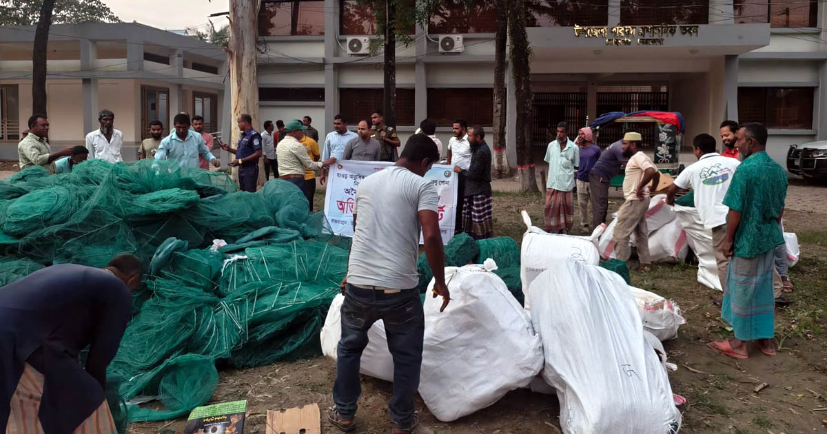 মোহনগঞ্জে ২০ লাখ টাকার অবৈধ চায়না দুয়ারি জাল জব্দ, পুড়িয়ে ধ্বংস
