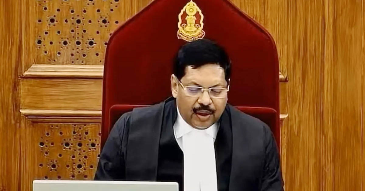 ভারতে শুনানি চলাকালে প্রধান বিচারপতিকে আইনজীবীর জুতা নিক্ষেপ