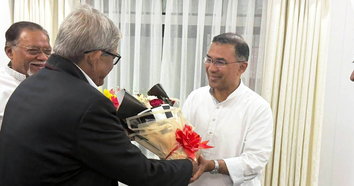 তারেক রহমানকে ফুলেল শুভেচ্ছা জানালেন মির্জা ফখরুল