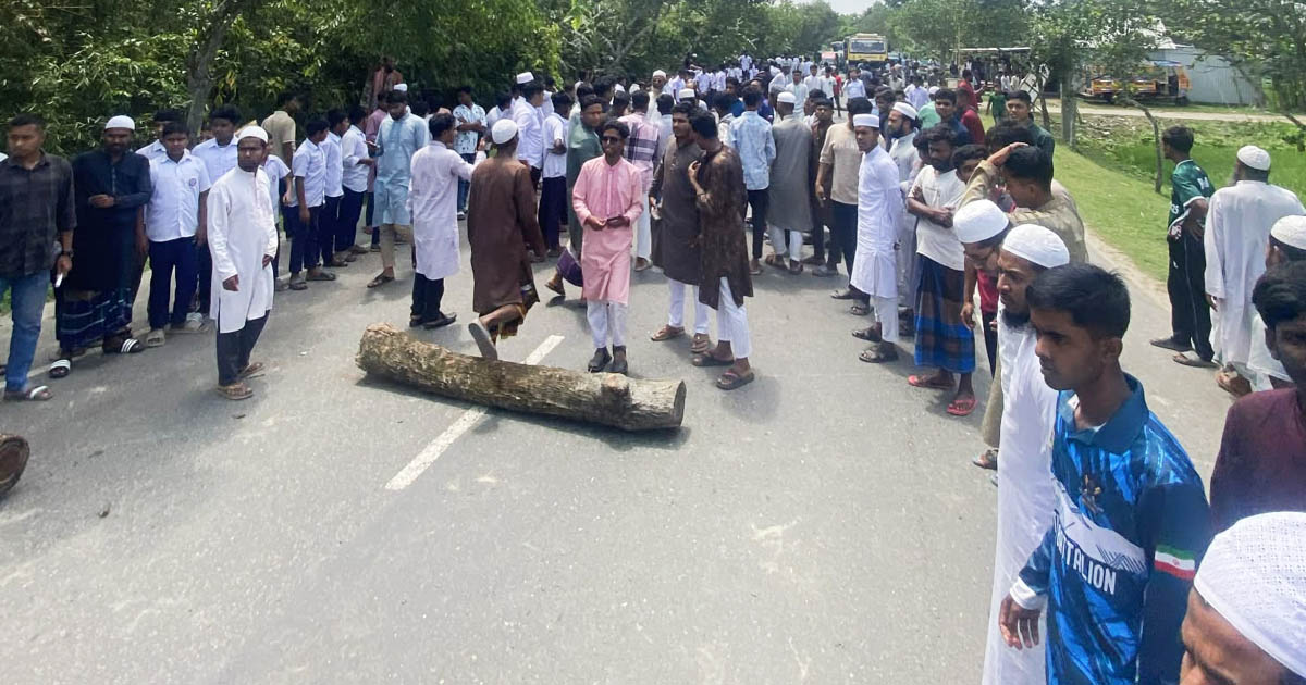 ঈশ্বরগঞ্জে সড়ক দুর্ঘটনার প্রতিবাদে মানববন্ধন, স্পিড ব্রেকারের দাবি
