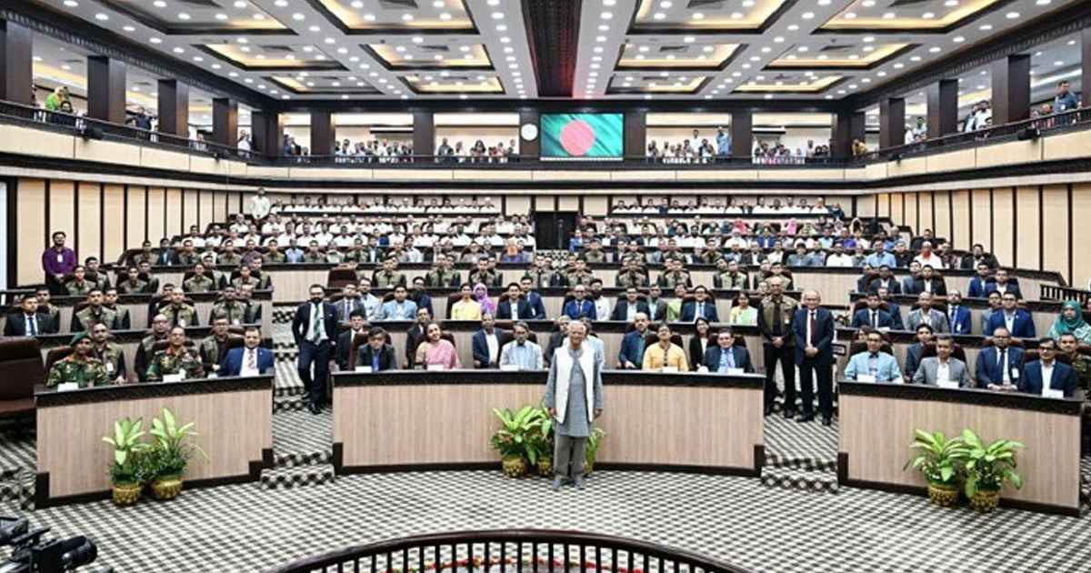 নিজ কার্যালয়ে বিদায়ী ভাষণ দিলেন প্রধান উপদেষ্টা, করলেন ফটোসেশন