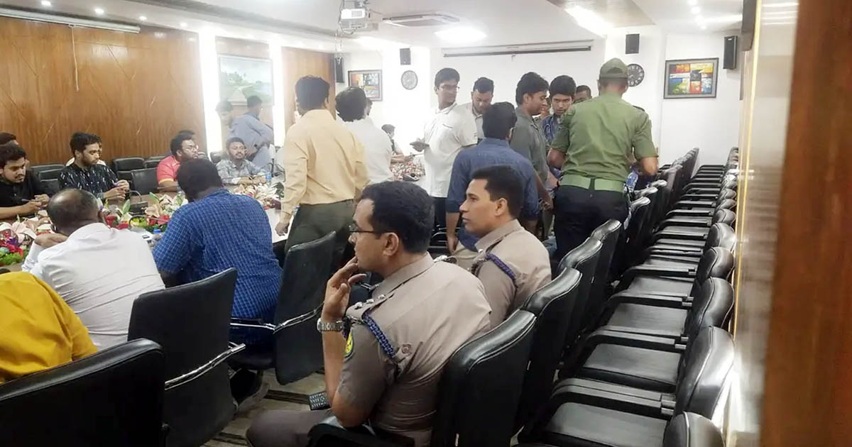 পরিস্থিতি শান্ত করতে সব পক্ষের জরুরি বৈঠক